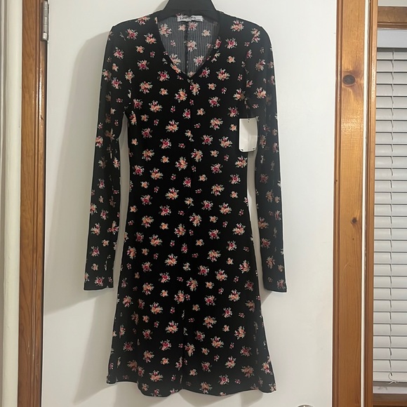 Velvet Torch Dresses & Skirts - Velvet Torch V-Neck long Sleeves Floral Dress / Size XS